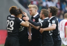 Da war die Sache klar: Ja-Cheol Koo (2.v.l.) hatte soeben mit dem 2:0 für die Entscheidung in Augsburg gesorgt.