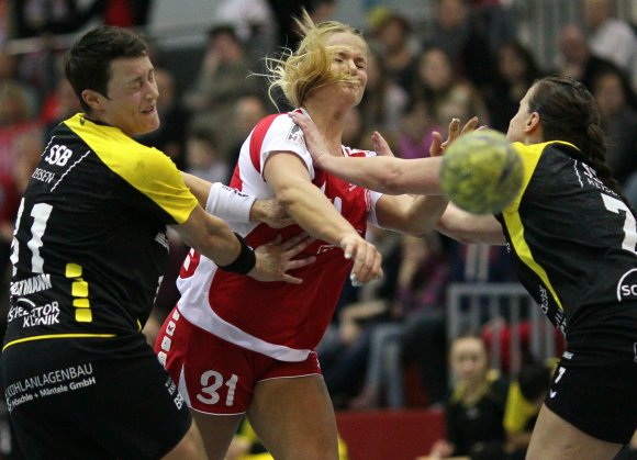 Nur den Durchblick bewahren: Selina Adeberg hat zwischen Agne Zukauskaite (l.) und Carolin Tuc eine Wurfgasse gefunden. Die Rückraumspielerin steuerte drei Treffer zum Spielergebnis bei. 
