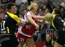 Nur den Durchblick bewahren: Selina Adeberg hat zwischen Agne Zukauskaite (l.) und Carolin Tuc eine Wurfgasse gefunden. Die Rückraumspielerin steuerte drei Treffer zum Spielergebnis bei. 