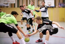 Marcel Gerhardt (TVB, l.) und Torsten Schmitt bemühen sich um den freien Ball. In der ersten Halbzeit des Oberligaderbys zwischen dem TV Bodenheim und der SG Sauheim hatten die Gäste die Angriffsbemühungen des Tabellenletzten sehr gut im Griff, das ließ nach dem Seitenwechsel deutlich nach.