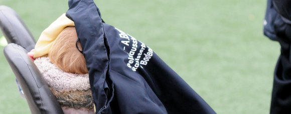 Jacke hochgezogen: Irgendwann hatte Thomas Eberhardts Tochter vom Verbandsligaspiel zwischen Fortuna Mombach und dem TDSV Mutterstadt genug gesehen.