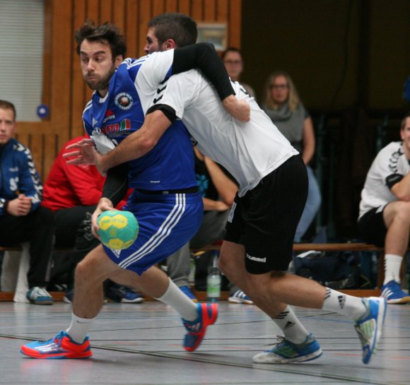 Sven Gaubatz ist erst seit kurzem wieder im Training und hatte es wie schon im Hinspiel gegen den TV Bitburg (Bild) schwer, das Angriffsspiel von der Mitteposition aus zu leiten. Die Rolle übertrugen die Trainer Udo Henß und Michael Rink schließlich Julius Liebisch. 