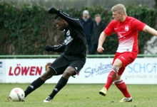 So geht Schlenzen: Mit diesem in den oberen Torwinkel gezirkelten Schuss brachte Davin Dzaka die SVW Mainz im Derby gegen die TSG Hechtsheim (r. Kevin Frey) mit 2:1 in Führung.  