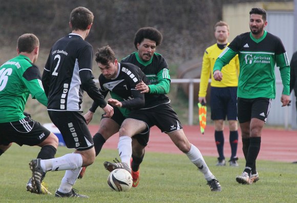 Der Wormser Simon Asiamah-Bekoe hat den Saulheimer Florian Vogelsang in dieser Szene im Griff. Auf die gesamte Partie ließ sich das nicht übertragen, da nahmen sich die beiden Teams nicht viel. Mit dem entscheidenden Unterschied, dass die Nibelungen ein Tor erzielten.