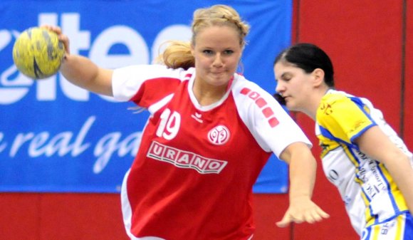 Eine für die Hälfte der Tore: Mit ihren 15 Treffern war Selina Adeberg unhaltbar für den Gegner der Oberligavertretung des FSV Mainz 05, die DJK Marpingen. Die SG Bretzenheim II (r. Bianca Brüggen) vermochte ihren schwachen Spieleinstieg bei der HSG Wittlich dagegen nicht mehr reparieren.