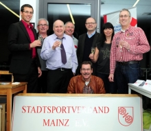 Der neue Vorstand des Stadtsportverbandes, von links: Christian Hein, Gerhard Muy, Hartmut Schäfer, Norbert Kramer, Curt Zschernig, Regina Thiem, Alexander Reinemann, vorne: Wolfgang Caelberg.