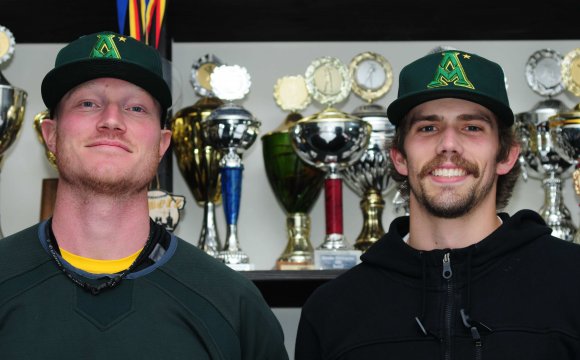 Peter Johannessen (l.) hat bereits zwei Spielzeiten in Mainz verbracht und kennt sich in der Stadt aus. Deshalb hat er für seinen neuen US-Kollegen Joel Johnson auch die Rolle des Fremdenführers übernommen. Die Altstadt und der Dom waren erste Anlaufpunkte, in einem guten Restaurant seien sie auch gewesen, sagt Johnson. Ganz sicher war es kein schwedisches - bis Wallau sind die beiden noch nicht gekommen... 