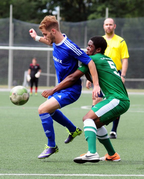 Tommy Tummers (l.) ist einer der Bretzenheimer Spieler, die in der Vorwoche fehlten, aber gegen den TSV Gundheim wieder dabei sind. Carnell Likunde (r.) muss mit der TuS Marienborn mal wieder ein Spiel gewinnen, um die Tabellenführung nicht zu riskieren.