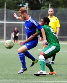Tommy Tummers (l.) ist einer der Bretzenheimer Spieler, die in der Vorwoche fehlten, aber gegen den TSV Gundheim wieder dabei sind. Carnell Likunde (r.) muss mit der TuS Marienborn mal wieder ein Spiel gewinnen, um die Tabellenführung nicht zu riskieren.