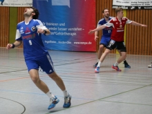 Das darf gegen den HSV Merzig nicht häufig passieren: Christian Gettert (r., Nr. 17) hofft zwar noch auf den Abpraller, aber Sven Gaubatz (l.) hat soeben frei vor dem Tor einen Abschlusss versiebt. Der TV Nieder-Olm wird gegen den HSV Merzig jeden Treffer benötigen.