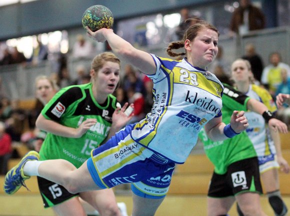 Einfach entschlossen durchziehen: Wie diese Szene mit Michelle Chwalek belegt, war die Wurfarbeit im jüngsten Heimspiel gegen die HSG Gedern-Nidda nicht das Problem, das den Punktverlust auslöste. Der nächste Gast in der IGS, der BVB Dortmund II, wird es vermutlich nicht ganz so gut schaffen wie die Hessinnen, die Bretzenheimerinnen in der Defensive zu fordern.