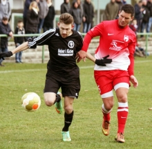Beim Tabellenvorletzten Südwest Ludwigshafen kann die SVW Mainz (l. Jonas Kleinschmitt) den Aufstieg aus dem Tabellenkeller schaffen. Für die TSG Hechtsheim (r. Ljubo Dragun) geht es nach dem schwachen Auftritt im Derby darum, im Heimspiel gegen den SV Rülzheim sofort wieder die Kehrtwende zu schaffen.