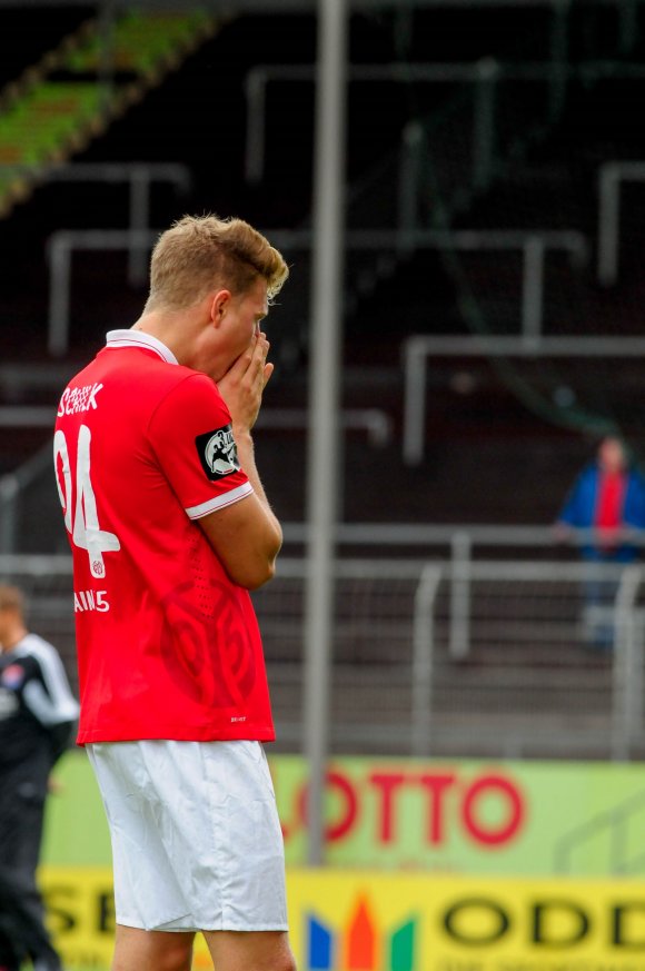 Trainer und Mitspieler machten Tobias Schilk keinen Vorwurf, doch der Rechtsverteidiger war nach dem Spiel geknickt, weil sein Zweikampf mit Marcus Piossek zum Elfmeter in der 92. Minute geführt hatte.