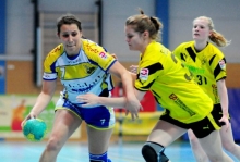 Linkshänderin Kristin Gärtner (l.) nimmt den Ball auch schon mal in die rechte Hand, um sich den Weg zu ihrer Rechtaußenposition zu bahnen.