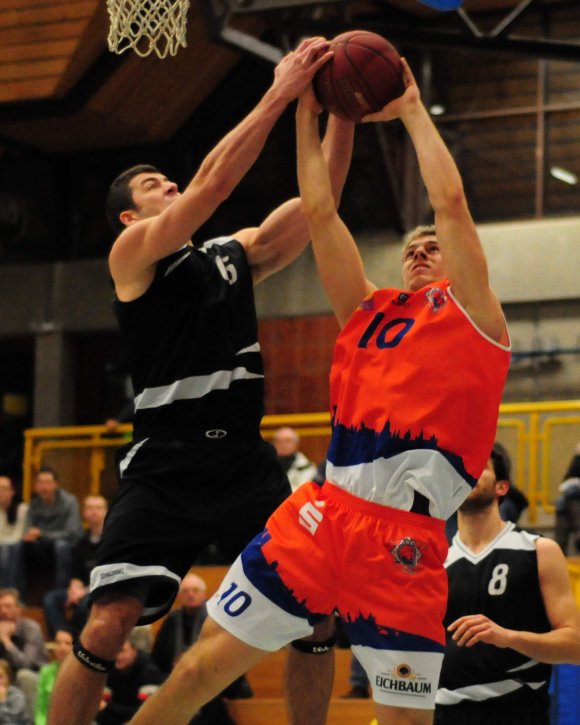 Eine Halbzeit lang hielten Fabian Bahlke (hier gegen Lucas Sipetic) und der ASC in Tübingen gut mit. Nach der Pause waren sie beim Tabellenzweiten allerdings chancenlos.