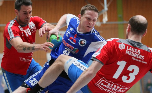 Zentrale Figur im Nieder-Olmer Angriffsspiel: Lukas Berkessel hatte wie alle Kreisläufer einiges einzustecken, war aber durch seine Abschlusssicherheit immer eine gute Option im schwierigen Lückensuchspiel gegen die Merziger.