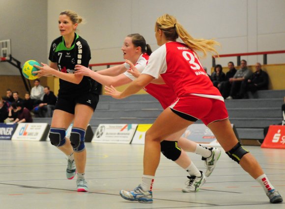 Für Kristina Darmstadt und die SG Saulheim gab es gegen die 05-Abwehr (Janka Bauer, Selina Adeberg) so gut wie kein Durchkommen. 