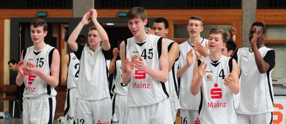 Wurden beklatscht und klatschten zurück: Der Dank der SG-Spieler nach dem Sieg gegen die BBA Ludwigsburg galt dem Publikum, das die Mannschaft lautstark unterstützt hatte.