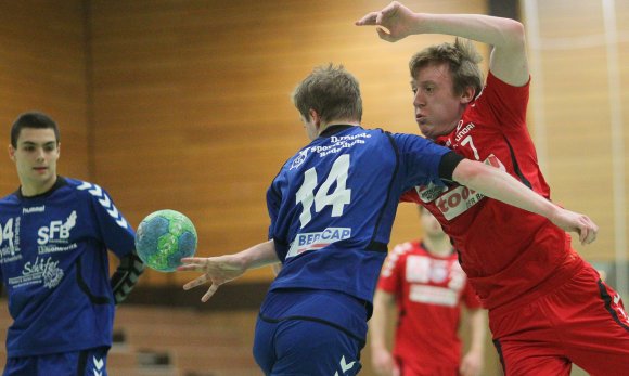 Wenig zugelassen: Fabian Racky (Nr. 14) blockt unter Aufsicht seines Teamkollegen Alex Schek den Passversuch des Nieder-Olmers Malte Schildmann. Für den 31:20-Sieg reichte den Sportfreunden ein Durchschnittsauftritt, der den dritten Tabellenplatz festigte.