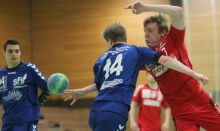 Wenig zugelassen: Fabian Racky (Nr. 14) blockt unter Aufsicht seines Teamkollegen Alex Schek den Passversuch des Nieder-Olmers Malte Schildmann. Für den 31:20-Sieg reichte den Sportfreunden ein Durchschnittsauftritt, der den dritten Tabellenplatz festigte.