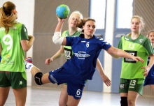 Seltener Moment: HCG-Spielerin Uta-Mareike Herr hat die Lücke in der Zentrale der Bodenheimer Abwehr gefunden. Ansonsten war die solide Deckungsarbeit der Gäste für die Gonsenheimerinnen meist nur über die Außenpositionen zu knacken.