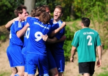 Die Bretzenheimer feierten, der Zornheimer Valentino Mignogna (r.) war bedient: Durch zwei Treffer in der Schlussphase gelang der TSG ein 2:0-Erfolg über den TSV.