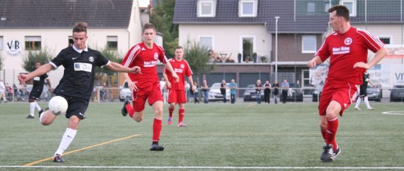Im Hinrundenspiel in Bodenheim war der inzwischen abgewanderte Dominik Göbig (l.) ein Aktivposten auf der rechten Außenbahn der Gastgeber. Die SVW Mainz sicherte sich allerdings einen 2:1-Auswärtssieg am Guckenberg, und das in Unterzahl.
