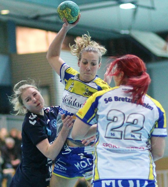 Carina Koepcke und ihre Kolleginnen auf der rechten Offensivseite, Stefanie Güter und Kristin Gärtner, waren in der Trainingswoche komplett außer Gefecht. Dennoch sollte der Heimsieg gegen den HSV Solingen-Gräfrath am Samstag nicht in Gefahr geraten.