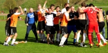 Spitzenreiter: Die Saulheimer feierten nach dem 3:1 im Verfolgerduell ausgelassen die Tabellenführung.