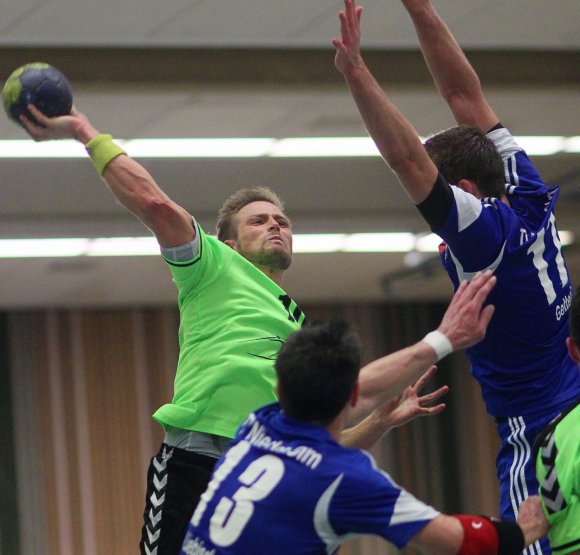 Nieder-Olms Christian Gettert (r.) reckt sich dem Schussversuch von Florian Caprano entgegen. Erst, als die Partie entschieden war, kamen die Bodenheimer mit ihren Schüssen besser durch. 