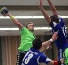 Nieder-Olms Christian Gettert (r.) reckt sich dem Schussversuch von Florian Caprano entgegen. Erst, als die Partie entschieden war, kamen die Bodenheimer mit ihren Schüssen besser durch. 