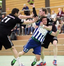 Lukas Nagel wird von den Dansenbergern Todor Ruskow (l.) und Olaf Neumann in die Zange genommen. In diesem Fall musste der Budenheimer zurückstecken, aber insgesamt war er mit 12 Treffern efolgreichster Sportfreund des Abends. 