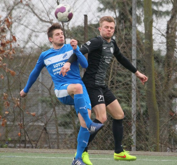 Mit einer Leistungssteigerung nach der Pause verdienten sich Krystian Borowski (r.) und Fortuna Mombach einen Punkt gegen Jahn Zeiskam.