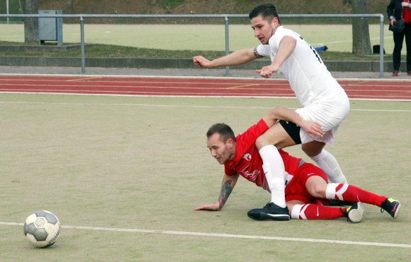 Bei der Derby-Auseinandersetzung mit dem Bodenhemer Philipp Krichten ging noch alles zivil zu, in Schifferstadt hatte Aleksandar Petreski (rotes Trikot) allerdings wegen eines Ellenbogeneinsatzes frühzeitig Pause.