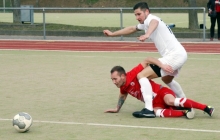 Bei der Derby-Auseinandersetzung mit dem Bodenhemer Philipp Krichten ging noch alles zivil zu, in Schifferstadt hatte Aleksandar Petreski (rotes Trikot) allerdings wegen eines Ellenbogeneinsatzes frühzeitig Pause.