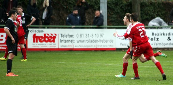 Marcel Ruml und Kopfballungeheuer Jonas Kleinschmitt bejubeln den späten Ausgleich im Landesliga-Derby gegen den VfB Bodenheim.