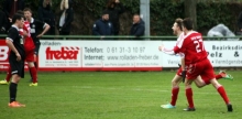 Marcel Ruml und Kopfballungeheuer Jonas Kleinschmitt bejubeln den späten Ausgleich im Landesliga-Derby gegen den VfB Bodenheim.