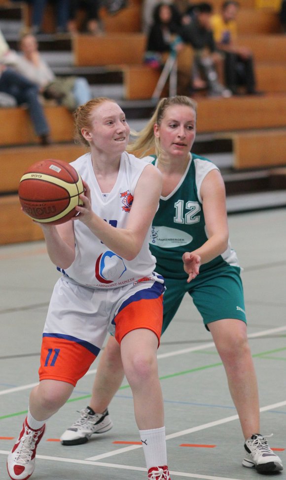 Schlechte Nachricht für Franziska Neufurth (l.) und die ASC-Zweite: Während die DJK Nieder-Olm (r. Theresa Ruhl) als Oberligameister in die Regionalliga aufsteigt, müssen die Mainzerinnen voraussichtlich in die Landesliga absteigen.