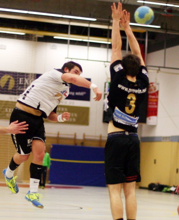 Trainer Rainer Sommer hatte Kristian Jung nicht nur wegen dessen Routine, sondern auch als vorbildlichen Kämpfer im Spätherbst ins Saulheimer Oberligateam zurückgeholt. Dass Jung beim Auftritt in Mundenheim auch noch bester SG-Torschütze war, zeichnet den Rest des Teams nicht gerade aus.