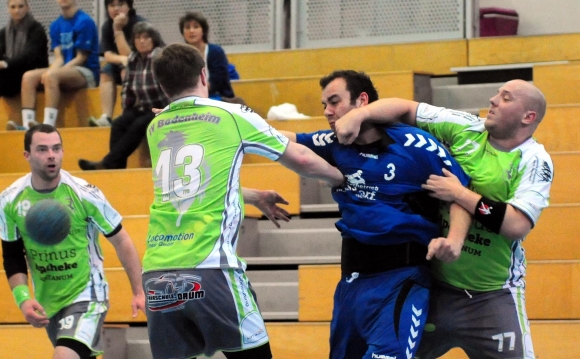 Der Bretzenheimer Andreas Born (Mitte ) wird von der Bodenheimer Abwehr hart angegangen. Die sportlich bedeutungslose Partie der Rheinhessenliga blieb aber insgesamt fair.