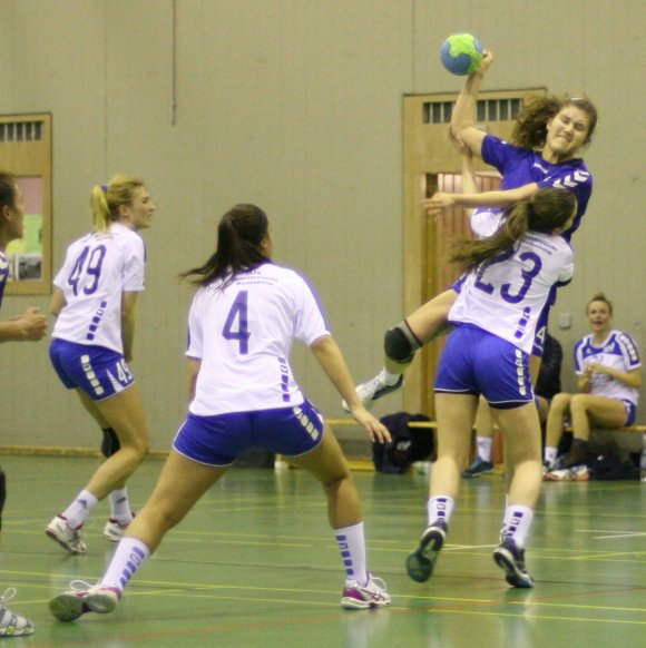 Die Budenheimerin Tina Strobel-Hofmann (Nr. 23) hält HCG-Schützin Franziska Roth auf. Mit der Zwei-Minuten-Strafe gegen Roth geriet der zwischenzeitlich möglich scheinende Sieg eineinhalb Minuten vor dem Ende außer Reichweite.