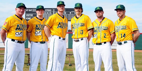 Die Neuen gibt’s von vorne: Zwischen den Coaches Don Freeman (l.) und Ulli Wermuth (r.) postieren sich (v.l.) Jonathan Wagner, Peter Johannessen, Joel Johnson und AJ Mackey. 