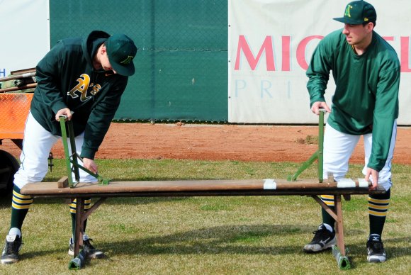 The Making of Mainz-Athletics-Mannschaftsfoto: Einer muss ja den Aufbau übernehmen – in diesem Fall sin des zwei, Lennard (l.) und Jan-Niclas Stöcklin.