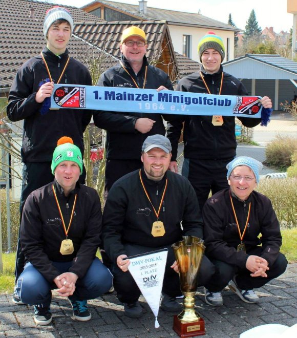Bringen mal wieder den Pott nach Mainz (hinten vl.l.): Manuel Szablikowski, Markus Janßen, Sebastian Piekorz; vorne: Lars Greiffendorf, Marcel Noack und Roman Kobisch.