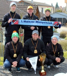 Bringen mal wieder den Pott nach Mainz (hinten vl.l.): Manuel Szablikowski, Markus Janßen, Sebastian Piekorz; vorne: Lars Greiffendorf, Marcel Noack und Roman Kobisch.