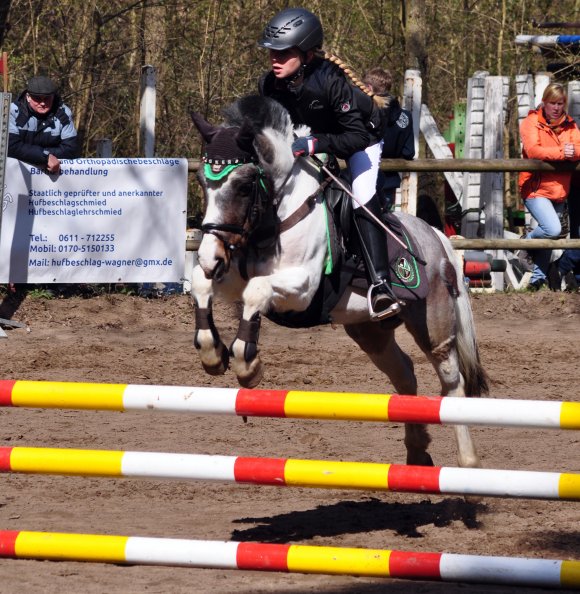 Überzeugten im Nachwuchsspringen: Franka Dott und ihr Scheckpony Joker, der kleinste Vierbeiner im Starterfeld 