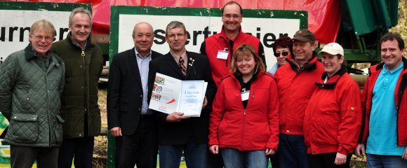 Mit der Ehrennadel in Gold zeichnete Magnus Schneider (3.v.l.), der Präsident des Sportbunds Rheinhessen, den Vorsitzenden des RFV Mainz-Gonsenheim, Franz-Ferdinand Werum (4.v.l.), aus. Werum ist seit 44 Vorstandsmitglied und steht seit 25 Jahren an der Spitze des Vereins.