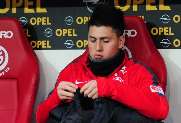 Einen zweiten Einsatz im 05-Trikot wird es für Nicolás Castillo (in dieser Saison) nicht mehr geben: Nach einem Teilabriss des Außenbands im rechten Knie steht der Chilene bis Sommer nicht mehr zur Verfügung.  