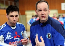 Nochmal schnell durchgurgeln und dann die Empfehlungen des Trainers umsetzen: Julius Liebsich und der TV Nieder-Olm (r. Trainer Michael Rink) dürfen sich im Nachholspiel gegen die HF Illtal zumindest eine kleine Chance ausrechnen.