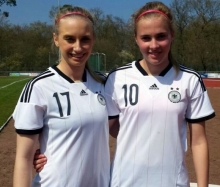 Geschafft: Chiara Loos (l.) und Toptorschützin Laura Freigang fahren mit der deutschen U19 zur EM.